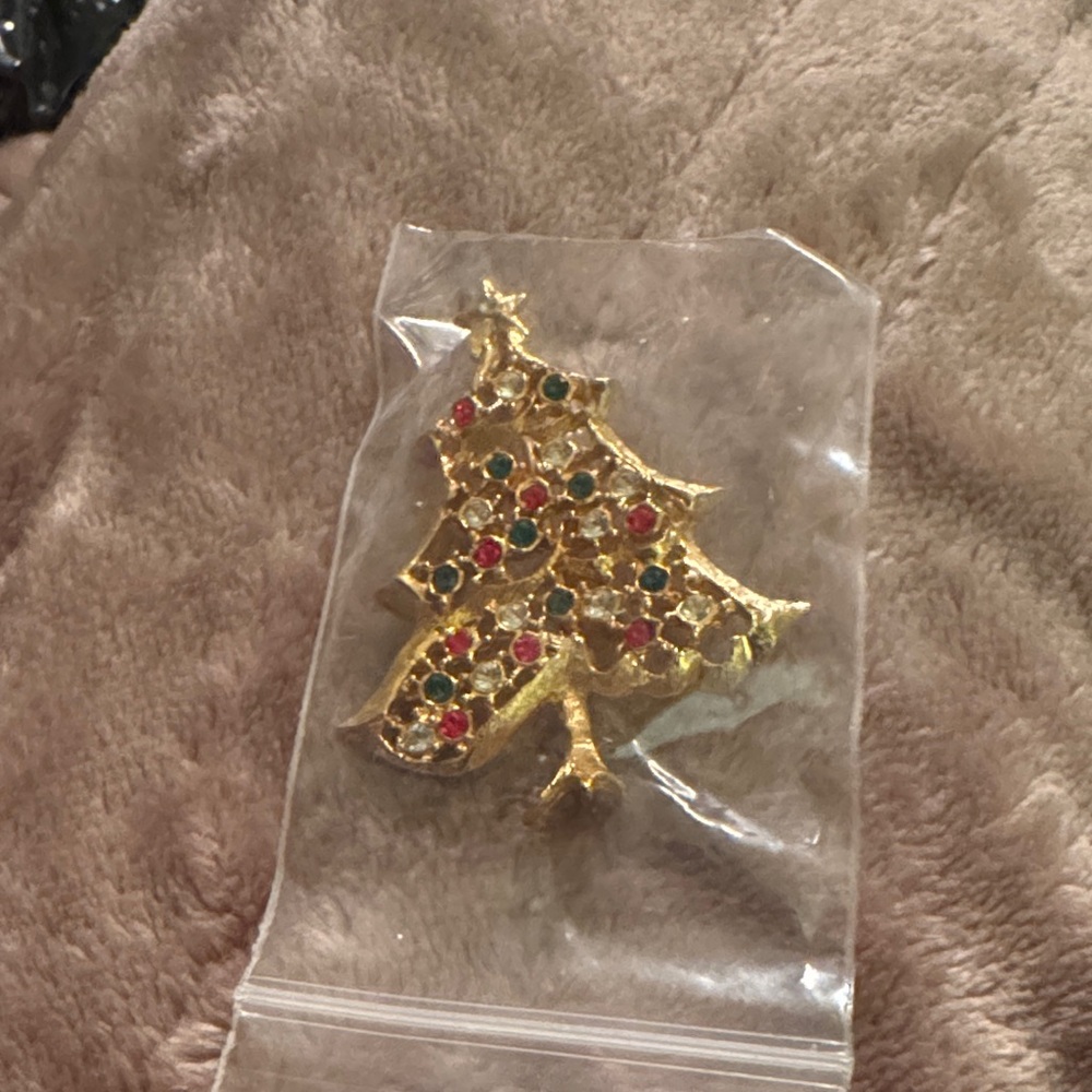Elegant Vintage Gold Holiday Tree Brooch